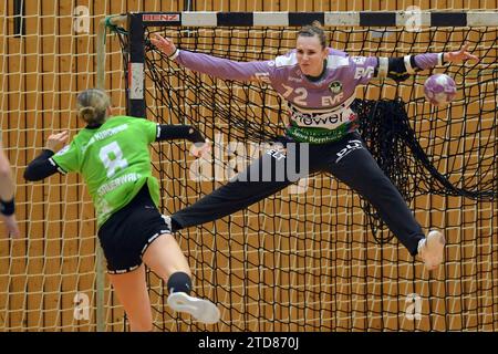 Marie Sauerwald (SG 09 Kirchhof #8) (L) schietert an Petra Hun Hlogyik (Torfrau Frisch Auf Goeppingen #72), GER, SG 09 Kirchhof - Frisch Auf Goeppingen, Handball, 2. Bundesliga Frauen, 13 anni. Spieltag, Saison 2023-2024, 16.12.2023, foto: Eibner-Pressefoto - Roland Sippel Foto Stock