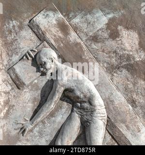 Solleva Cristo con la croce. Rilievo di pietra con Gesù condannato mentre porta la croce verso il Calvario. Foto Stock