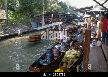 Mercati galleggianti intorno a Bangkok, Thailandia Foto Stock