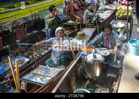 Mercati galleggianti intorno a Bangkok, Thailandia Foto Stock