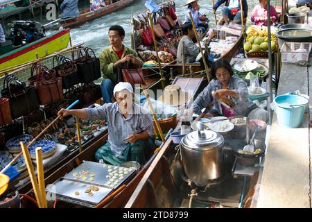 Mercati galleggianti intorno a Bangkok, Thailandia Foto Stock