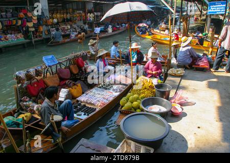 Mercati galleggianti intorno a Bangkok, Thailandia Foto Stock