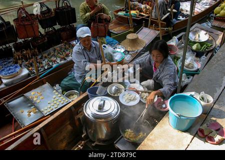 Mercati galleggianti intorno a Bangkok, Thailandia Foto Stock