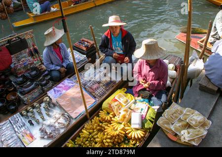 Mercati galleggianti intorno a Bangkok, Thailandia Foto Stock