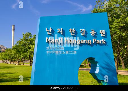 Seoul, Corea del Sud - 3 giugno 2023: L'accogliente cartello blu d'ingresso del Parco Nanji Hangang, esposto sia in coreano che in inglese, posto sullo sfondo Foto Stock