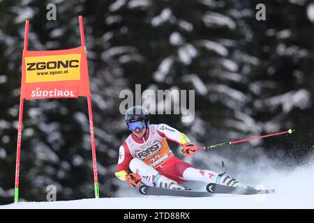 La Villa Val Badia, Italia. 17 dicembre 2023. Patrick Feurstein (AUT) gareggia durante la Coppa del mondo di sci alpino Audi FIS, menÂ&#x80;&#x99;della gara di slalom gigante sulla pista Gran Risa, alta Badia il 17 dicembre 2023, la Villa, Bolzano, Italia. Credito: Independent Photo Agency Srl/Alamy Live News Foto Stock