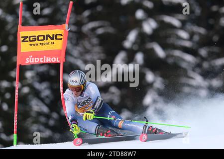 La Villa Val Badia, Italia. 17 dicembre 2023. Hannes Zingerle (ITA) gareggia durante la Coppa del mondo di sci alpino Audi FIS, menÂ&#x80;&#x99;la gara di slalom gigante sulla pista Gran Risa, alta Badia il 17 dicembre 2023, la Villa, Bolzano, Italia. Credito: Independent Photo Agency Srl/Alamy Live News Foto Stock