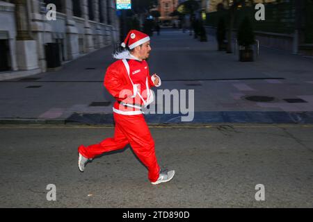 Oviedo, Spagna, 17 dicembre 2023: Un Babbo Natale in corsa durante la gara di Babbo Natale Oviedo by TotalEnergies 2023, il 17 dicembre 2023, a Oviedo, in Spagna. Credito: Alberto Brevers / Alamy Live News. Foto Stock