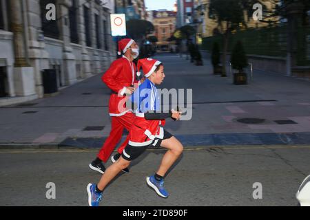 Oviedo, Spagna, 17 dicembre 2023: Due clausole di Babbo Natale in corso durante la gara di Babbo Natale Oviedo by TotalEnergies 2023, il 17 dicembre 2023, a Oviedo, in Spagna. Credito: Alberto Brevers / Alamy Live News. Foto Stock