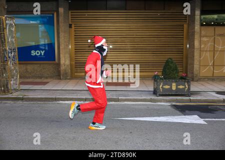 Oviedo, Spagna, 17 dicembre 2023: Un Babbo Natale in corsa durante la gara di Babbo Natale Oviedo by TotalEnergies 2023, il 17 dicembre 2023, a Oviedo, in Spagna. Credito: Alberto Brevers / Alamy Live News. Foto Stock