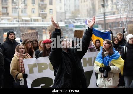 Non esclusiva: KIEV, UCRAINA - 14 DICEMBRE 2023 - i manifestanti chiedono di rafforzare il sostegno finanziario delle forze armate ucraine al di fuori di Kiev Foto Stock