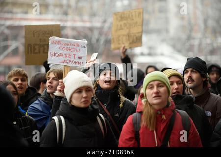 Non esclusiva: KIEV, UCRAINA - 14 DICEMBRE 2023 - i manifestanti chiedono di rafforzare il sostegno finanziario delle forze armate ucraine al di fuori di Kiev Foto Stock