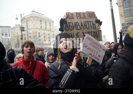 Non esclusiva: KIEV, UCRAINA - 14 DICEMBRE 2023 - i manifestanti tengono cartelli mentre chiedono di aumentare il sostegno finanziario delle forze Armate del Regno Unito Foto Stock