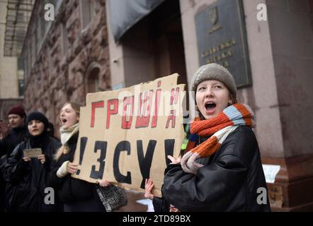 Non esclusiva: KIEV, UCRAINA - 14 DICEMBRE 2023 - i manifestanti chiedono di rafforzare il sostegno finanziario delle forze armate ucraine al di fuori di Kiev Foto Stock