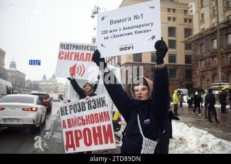 Non esclusiva: KIEV, UCRAINA - 14 DICEMBRE 2023 - i manifestanti tengono cartelli mentre chiedono di aumentare il sostegno finanziario delle forze Armate del Regno Unito Foto Stock