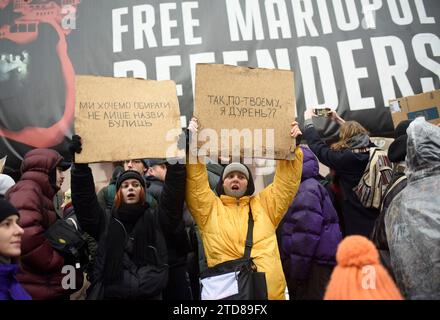 Non esclusiva: KIEV, UCRAINA - 14 DICEMBRE 2023 - i manifestanti tengono cartelli mentre chiedono di aumentare il sostegno finanziario delle forze Armate del Regno Unito Foto Stock