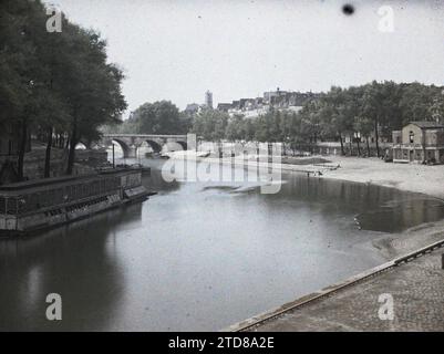 Parigi (IV arr.), Francia la Senna e il Pont-Marie visti dal Quai Henri IV, Habitat, Architecture, HD, Transport, River, ingegneria civile, esiste in alta definizione, Bateau-lavoir, Quay, River Transport, Lake, ponte, Francia, Parigi, veduta della Senna vicino a Bercy, Arrondissement IV, 17/07/1918 - 17/07/1918, Léon, Auguste, fotografo, Autochrome, foto, vetro, Autochrome, foto, positivo, orizzontale, dimensioni 9 x 12 cm Foto Stock