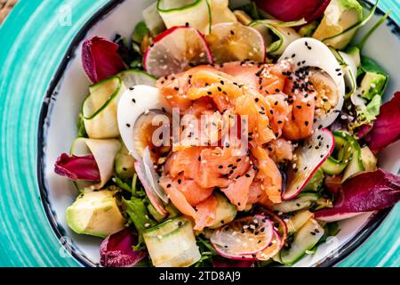 una vista a volo d'uccello su una ciotola di insalata di verdure di salmone teriyaki preparata al momento. Foto Stock