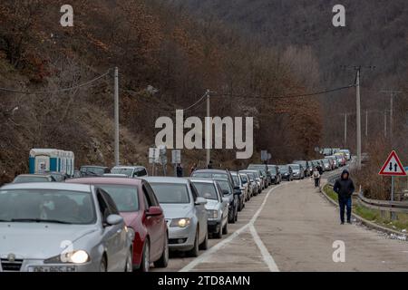 Dheu i Bardhe, Kosovo. 17 dicembre 2023. Gli albanesi di etnia serba che vivono in Kosovo, insieme ai serbi residenti in Kosovo, formarono delle linee al valico di frontiera dal Kosovo Dheu i Bardhe al serbo Konculj domenica 17 dicembre 2023. Si sono riuniti per votare alle elezioni nazionali della Serbia. (VX Photo/ Vudi Xhymshiti Credit: VX Pictures/Alamy Live News Foto Stock