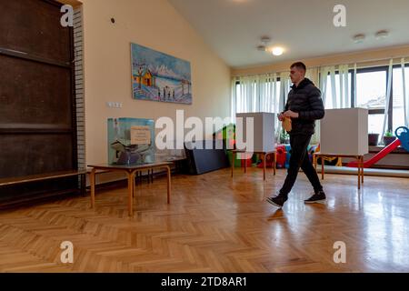 Ternoc, Serbia. 17 dicembre 2023. Un elettore è raffigurato in un seggio elettorale a Ternovac, in Serbia, dove un cittadino esprime il proprio voto alle elezioni parlamentari e locali, domenica 17 dicembre 2023. Questa significativa elezione serba presenta una sfida al Partito progressista serbo (SNS) del presidente Aleksandar Vucic da parte di un gruppo di partiti di opposizione filo-occidentali. In particolare, questa coalizione include Vojislav Seselj, una figura precedentemente condannata dall'Aia. ndscape dal 2012. (Credito VX: VX Pictures/Alamy Live News Foto Stock