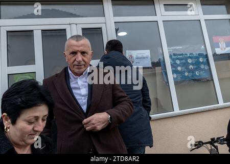Ternoc, Serbia. 17 dicembre 2023. Shaip Kamberi è raffigurato mentre lascia un seggio elettorale a Ternovac, in Serbia, dove i cittadini votano alle elezioni parlamentari e locali, in data domenica 17 dicembre 2023. Questa significativa elezione serba presenta una sfida al Partito progressista serbo (SNS) del presidente Aleksandar Vucic da parte di un gruppo di partiti di opposizione filo-occidentali. In particolare, questa coalizione include Vojislav Seselj, una figura precedentemente condannata dall'Aia. Credito di ndscape sinc: VX Pictures/Alamy Live News Foto Stock