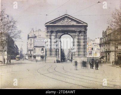 Bordeaux, Francia porte d'Aquitaine, sull'attuale Place des Victoires, attività economica, edilizia abitativa, architettura, vita quotidiana, arte, trasporti, pubblicità, architettura civile pubblica, Street scene, tram, strada, Distretto, porta, Piazza, Renaissance, Fronton, trasporti ferroviari, Francia, Bordeaux, Place and porte d'Aquitaine, Bordeaux, 01/10/1920 - 31/10/1920, Cuville, Fernand, 1920-1921 - Charente, Gironda, basse-Pyrénées, Hautes Pyrénées - Fernand Cuville, Autochrome, Photo, Glass, Autochrome, foto, positivo, orizzontale, dimensioni 9 x 12 cm Foto Stock