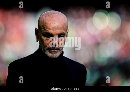Milano, Italia il 17 dicembre 2023. Stefano pioli dell'AC Milan guarda alla partita di serie A del Milan contro Monza allo Stadio San Siro di Milano il 17 dicembre 2023 crediti: Piero Cruciatti/Alamy Live News Foto Stock