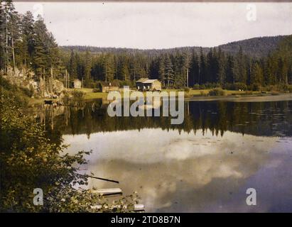 Elgsjo, Norway Lake, Nature, Environment, HD, habitat, architettura, paesaggio, Conifer, Foresta, legno, esiste in alta definizione, lago, stagno, architettura rurale, strada da Kongsberg a Notodden, Kongsberg, Notodden, 02/09/1910 - 02/09/1910, Léon, Auguste, fotografo, 1910 - viaggio di Albert Kahn e Auguste Léon in Scandinavia - (9 agosto-14 settembre), Autochrome, Photo, Glass, Autochrome, foto, positivo, orizzontale, dimensioni 9 x 12 cm Foto Stock