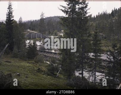 Tra Notodden e Kongsberg, corso d'acqua norvegese e ponte sulla strada, natura, ambiente, Habitat, architettura, HD, paesaggio, Conifer, Foresta, legno, ingegneria civile, esistente in alta definizione, fiume, idrografia, vegetazione, botanica, ponte, strada da Kongsberg a Notodden, Kongsberg, Notodden, 02/09/1910 - 02/09/1910, Léon, Auguste, fotografo, 1910 - viaggio di Albert Kahn e Auguste Léon in Scandinavia - (9 agosto-14 settembre), Autochrome, Photo, Glass, Autochrome, foto, positivo, orizzontale, dimensioni 9 x 12 cm Foto Stock