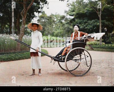 Hà-nôi, Hainoi Vietnam, Tonchino, Indocina Una giovane donna elegante della classe superiore, in risciò in un giardino pubblico, esseri umani, abbigliamento, trasporti, HD, alloggio, architettura, donna, Costume, trasporto a mano, risciò, disponibile in alta definizione, Ritratto, acconciatura, bretella di fissaggio, Park, giardino, uomo, Indocina, Tonchino, donne, classe superiore, lo stesso, Hà-nôi, Hainoi Vietnam, 01/09/1915 - 30/11/1915, occupato, Léon, Léon fotografo occupato en Indochine, Autochrome, foto, vetro, Autochrome, foto, positivo, orizzontale, dimensioni 9 x 12 cm Foto Stock