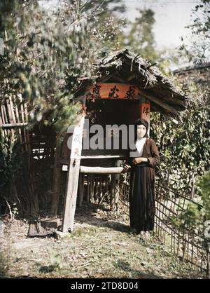 Tonchino, Indocina Un santuario dedicato a un genio rurale, esseri umani, abbigliamento, iscrizione, informazioni, donna, Costume, offerta, Ritratto, altare, essere soprannaturale, iscrizione religiosa o votiva, acconciatura, copricapo, Indocina, Tonchino, lo stesso con una ragazza in primo piano, Tonkin, 01/01/1914 - 31/12/1918, Busy, Léon, fotografo Léon occupato en Indochine, Autochrome, foto, vetro, Autochrome, foto, positivo, verticale, dimensioni 9 x 12 cm Foto Stock