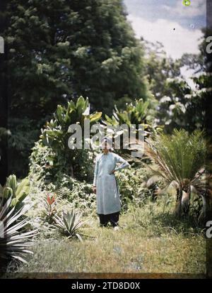 Tonchino, Indocina una giovane donna elegante, moglie di un europeo, in una tunica verde pallida e turbano, in un giardino, esseri umani, abbigliamento, alloggi, architettura, donna, Costume, Ritratto, acconciatura, bretelle di fissaggio, Park, Garden, Indocina, Tonchino, donne indigene, classe superiore, donna europea, Tonchino, 01/01/1914 - 31/12/1918, occupato, Léon, Léon fotografo occupato en Indochine, Autochrome, foto, vetro, Autochrome, foto, positivo, verticale, dimensioni 9 x 12 cm Foto Stock