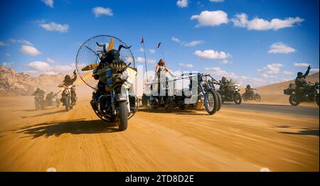 Furiosa: Una scena di convogli nel deserto di Mad Max Saga Foto Stock