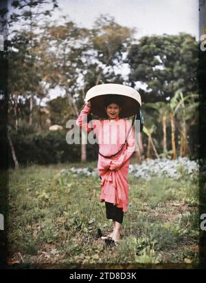 Tonkin, Indocina una giovane donna elegante in abiti festivi, che indossa una tunica rosa brillante, esseri umani, abbigliamento, HD, donna, costume festivo, costume, scarpa, esiste in alta definizione, gioielli, acconciature, copricapo, Indocina, Tonchino, donne indigene, classe superiore, elegante giovane donna in abito festivo, Tonchino, 01/01/1914 - 31/12/1918, Busy, Léon, fotografo Léon occupato en Indochine, Autochrome, foto, vetro, Autochrome, foto, positivo, verticale, dimensioni 9 x 12 cm Foto Stock