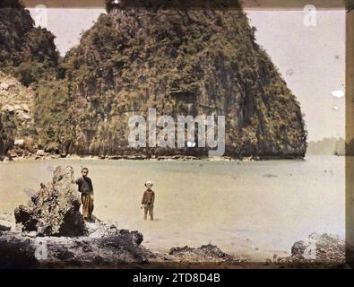 Ha-Long Bay, provincia di Quang-yen, Tonchino, Indocina due bambini vicino alla grotta delle meraviglie, abbigliamento, esseri umani, mare, oceano, costume, bambino, grotta, acconciatura, bretella di fissaggio, Indocina, Tonchino, paesaggi : lungo la baia, di fronte alla Grotta delle meraviglie, ha-Long [Baie de], 01/01/1914 - 31/12/1918, Busy, Léon, fotografo Léon occupato en Indochine, Autochrome, foto, vetro, Autochrome, foto, positivo, orizzontale, dimensioni 9 x 12 cm Foto Stock