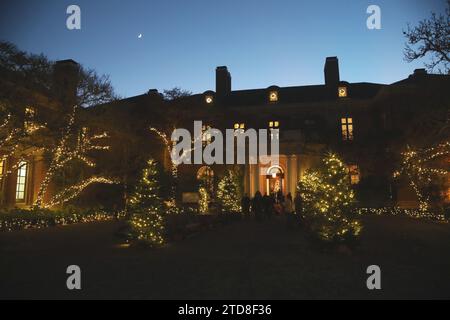 (231217) -- WOODSIDE, 17 dicembre 2023 (Xinhua) -- People visit the Filoli Historic House & Garden a Woodside, California, Stati Uniti, 16 dicembre 2023. Le decorazioni illuminate sono state assemblate presso la Casa storica e Giardino Filoli per attrarre i visitatori con l'avvicinarsi del Natale e del Capodanno. (Foto di Liu Yilin/Xinhua) Foto Stock