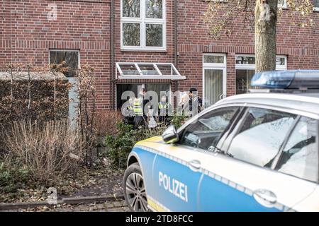 In den frühen Morgenstunden, um etwa 3:30 Uhr, kam es im Rehrstieg im Hamburger Stadtteil Hausbruch zu einem Zwischenfall, bei dem zwei Gruppen in einen Konflikt gerieten. Ein 35-jähriger Mann erlitt eine Stichwunde am Rücken und benötigte umgehend medizinische Hilfe. Ein Notarzt behandelte ihn am Tatort und er wurde anschließend in ein Krankenhaus gebracht. Aufgrund der Schwere seiner Verletzungen wurde er noch in derselben Nacht notoperiert. Die Ermittlungen zu diesem Vorfall wurden von der Mordkommission übernommen. In der Zwischenzeit durchsuchte ein Polizeiteam den nahegelegenen Park nach Foto Stock