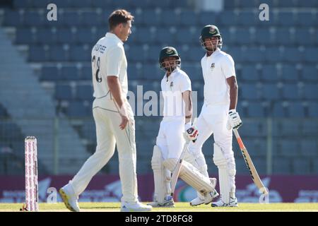 Bengalese batter taijul Islam (M) e Nayeem Hasan (R) guardano durante il primo test Day 2 prima sessione al Sylhet Intern Foto Stock