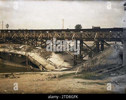 Soissons, Aisne, Francia il ponte mail sull'Aisne distrutto e ricostruito dall'ingegneria, Habitat, architettura, prima guerra mondiale, ingegneria civile, River, Quay, Ruins, Bombardment, Bridge, Francia, Soissons, Bridge Destroyed S/ l'Aisne e ricostruito dal Genio, Soissons, 24/05/1917 - 24/05/1917, Cuville, Fernand, 1917 - Aisne - Fernand Cuville (sezione fotografica dell'esercito) - (mai-luglio), Autochrome, Photo, Glass, Autochrome, foto, positivo, orizzontale, dimensioni 9 x 12 cm Foto Stock