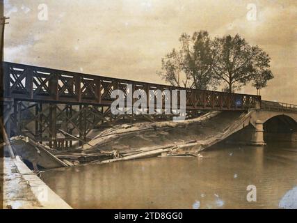 Soissons, Aisne, Francia il ponte mail sull'Aisne distrutto e ricostruito dall'ingegneria, Habitat, architettura, prima guerra mondiale, ingegneria civile, River, Quay, Ruins, Bombardment, Bridge, Francia, Soissons, Bridge Destroyed S/ l'Aisne e ricostruito dal Genio, Soissons, 24/05/1917 - 24/05/1917, Cuville, Fernand, 1917 - Aisne - Fernand Cuville (sezione fotografica dell'esercito) - (mai-luglio), Autochrome, Photo, Glass, Autochrome, foto, positivo, orizzontale, dimensioni 9 x 12 cm Foto Stock