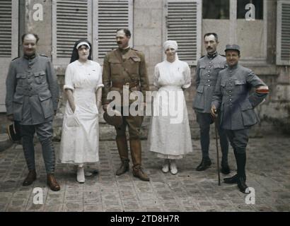 Soissons, Aisne, Francia Medici francesi che circondano un ufficiale americano, Madame Mireille Andrieu che indossa un velo da infermiera blu e Rose Georgette Saint-Paul, infermiera maggiore, esseri umani, personalità, abbigliamento, prima guerra mondiale, salute, società, donna, personalità militare, uniforme militare, ritratto di gruppo, vista posteriore, personale medico, Peloso, Man, Army, Francia, Soissons, gruppo medici e infermieri, Soissons, 01/06/1917 - 30/06/1917, Cuville, Fernand, 1917 - Aisne - Fernand Cuville (sezione fotografica dell'esercito) - (mai-luglio), Autochrome, Photo, Glass, Autochrome, foto, positivo, orizzontale, formato 9 x 1 Foto Stock