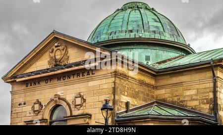 Cupola e tetto in rame con una splendida patina sullo storico edificio della Bank of Montreal nel centro di Sydney in nuova Scozia. Foto Stock