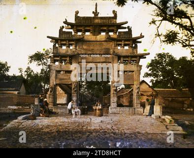 Periferie settentrionali, Tchoufou, Cina Un portico (paifang) che commemora la fedeltà coniugale, trasporti, alloggi, architettura, vita quotidiana, trasporto, tetti, architettura civile pubblica, palanche, Street scene, PET Chili, Kin Téou, Tomba di Confucio, porta del sentiero che conduce alla tomba di Confucio, Qufu, 13/06/1913 - 13/06/1913, Passet, Stéphane, fotografo, 1913 - Chine - Stéphane Passet, Autochrome, foto, vetro, Autochrome, foto, positivo, orizzontale, dimensioni 9 x 12 cm Foto Stock