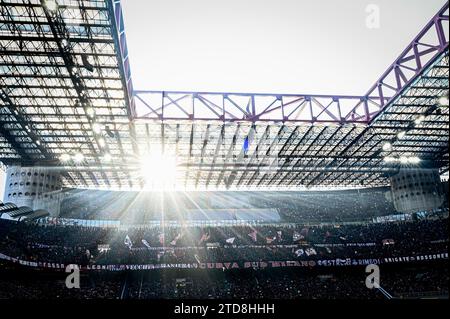 Milano, Italia - 17 dicembre 2023: I tifosi dell'AC Milan fanno il tifo per la loro squadra dalla curva Sud durante la partita di serie A italiana AC Milan vs Monza allo Stadio San Siro crediti: Piero Cruciatti/Alamy Live News Foto Stock