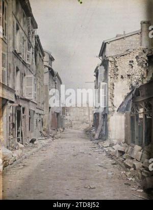 Verdun, Francia, attività economica, registrazione, informazioni, prima guerra mondiale, Habitat, architettura, negozio, negozio, registrazione commerciale, Ruins, Front, Bombardment, Street, distretto, Rubble, Francia, Verdun, Rue Rouyers, Verdun, 21/09/1917 - 21/09/1917, Castelnau, Paolo, 1917 - Nord de la France, Belgique - Paul Castelnau (sezione fotografica dell'esercito) - (1-5 settembre), Autochrome, Photo, Glass, Autochrome, foto, positiva Foto Stock