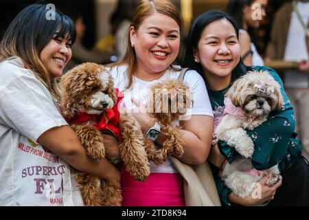 Quezon City, Filippine. 17 dicembre 2023. Le persone vengono viste con i loro animali domestici vestiti in costume durante la Christmas PET Parade in un centro commerciale a Quezon City, nelle Filippine, il 17 dicembre 2023. Crediti: Rouelle Umali/Xinhua/Alamy Live News Foto Stock