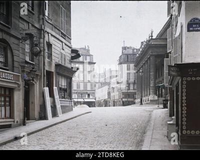 Parigi (6° arr.), Francia Rue Regnard e Place de l'Odéon visti da rue de Condé, attività economica, registrazione, informazioni, alloggi, architettura, arte, lampione, lampione, negozio, negozio, insegna, Portico, iscrizione commerciale, colonna, Street, District, Square, Cafe, bar, vetrina, esposizione, farmacia, negozio, marquise, teatro, Francia, Parigi, Rue Regnard, Odéon, 22/07/1914 - 22/07/1914, Passet, Stéphane, fotografo, Autochrome, foto, vetro, Autochrome, foto, positivo, orizzontale, dimensioni 9 x 12 cm Foto Stock