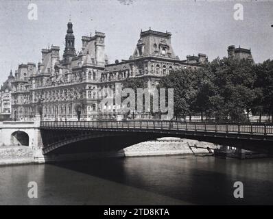 Parigi (IV arr.), Francia il municipio e il ponte dell'Arcole visti dal Quai de la Corse, abitazioni, architettura, fiume, municipio, municipio, ingegneria civile, architettura civile pubblica, Quay, Bridge, Francia, Parigi, Municipio visto dalla città, Hôtel de Ville, 05/07/1917 - 05/07/1917, Léon, Auguste, fotografo, Autochrome, foto, vetro, Autochrome, foto, positivo, orizzontale, dimensioni 9 x 12 cm Foto Stock