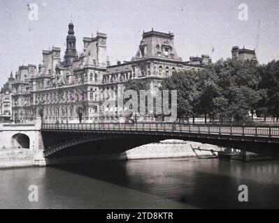 Parigi (IV arr.), Francia il municipio e il ponte Arcole visti dal Quai de la Corse, abitazioni, architettura, prima guerra mondiale, fiume, municipio, municipio, ingegneria civile, architettura civile pubblica, Quay, intervento americano, Bridge, France, Paris, il Municipio visto dalla città, Etats-Unis [in connessione con], Hôtel de Ville, 05/07/1917 - 05/07/1917, Léon, Auguste, fotografo, Autochrome, foto, vetro, Autochrome, foto, positivo, orizzontale, dimensioni 9 x 12 cm Foto Stock