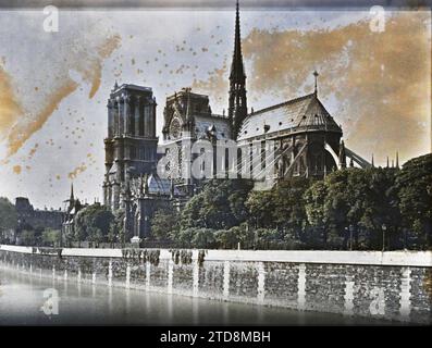 Parigi (IV arr.), France Chevet de Notre-Dame de Paris Cathedral, Religion, Art, Habitat, Architecture, Chiesa, Cristianesimo, Torre, Campanile, Medioevo, architettura religiosa, Francia, Parigi, Chevet de Notre Dame, Notre-Dame, 14/05/1918 - 14/05/1918, Léon, Auguste, fotografo, Autochrome, foto, vetro, Autochrome, foto, positivo, orizzontale, dimensioni 9 x 12 cm Foto Stock